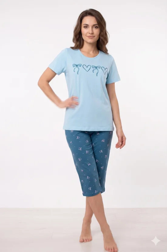 Пижами с къс ръкав Дамска пижама с къс ръкав и 7/8 панталон-светло синьо